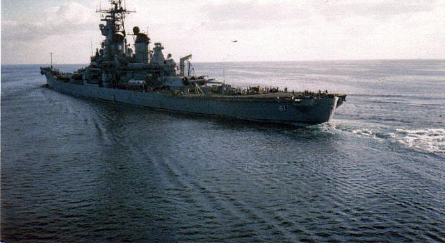 Uss_Iowa_speeds_away_after