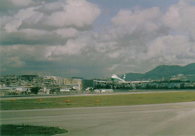 Honk_kong_airport_whale_lan