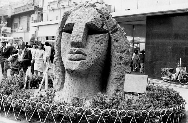 Sculpture_outside_Shibua_st