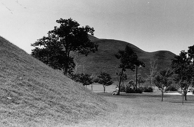 Burial_mounds_Kyongju_Korea