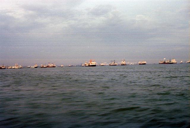 Ships_anchored_off_Singapor