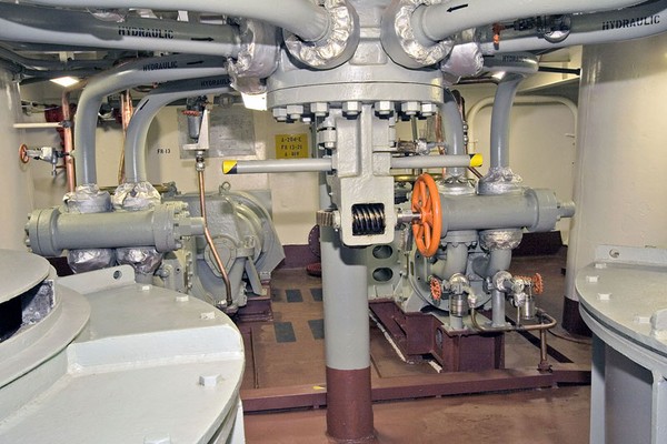 008 - View of motors Windlass Room [3-04-09] - Clint Griffin