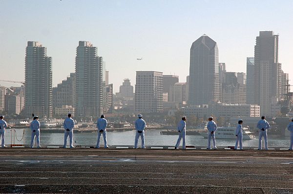 SAN DIEGO (Sept. 30, 2007) - Sailors man the rails of nuclear-powered aircraft carrier USS Nimitz (CVN 68) as she enters San Die